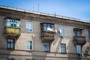 Россиянин решил выяснить у Генпрокуратуры РФ, законно ли вешать на балконе украинский флаг