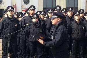 Во время присяги в Черновцах женщины-полицейские теряли сознание