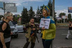 Патриотка, которую в Донецке привязали к «столбу позора», стала Народным героем