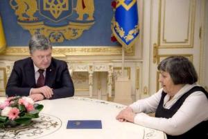 «Сделаю возможное и невозможное»: Порошенко встретился с мамой Савченко