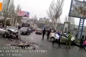 В Донецке лоб в лоб столкнулись две иномарки