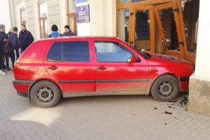 В Коломые ребенок на авто влетел в здание городского совета