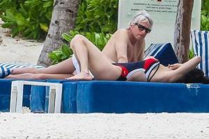 Кетрин Зету Джонс и Майкла Дугласа папарацци подловили на пляже