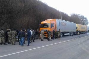 Активисты Сумщины продолжают блокировать российские фуры