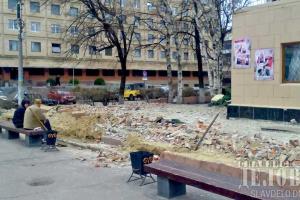 В центре Славянска разбирают кафе