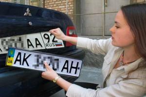 В Крыму водители в авральном порядке меняют украинские номера на российские