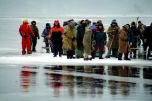 В Санкт-Петербурге спасают рыбаков, которых унесло на льдине