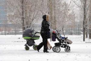 В России на 2-летнюю малышку упала глыба льда, ребенок в реанимации