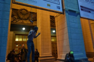 В Новосибирске экстремал подвесил себя на крюки на афише оперного театра