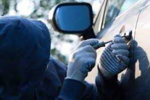 В Киеве при попытке угона автомобиля задержали отца и сына 