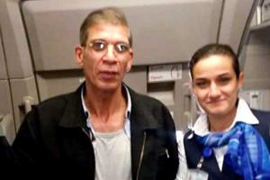 Стюардесса и пассажир сделали селфи с угонщиком самолета EgyptAir