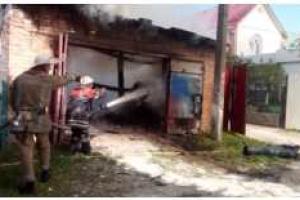 В Киевской области из-за пожара едва не взорвался гараж