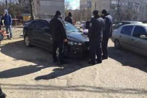 Патрульные задержали двух харьковчан с оружием и наркотиками в машине 