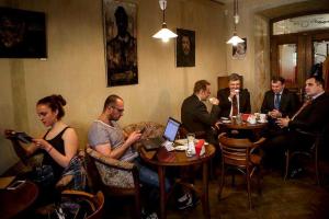 В Сети бурно обсуждают фото Порошенко во львовской кафешке