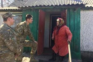 Офицеры ГВС привезли продукты жителям прифронтового Золотого и Горска