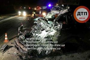 В Киеве авто врезалось в мусоровоз: погибли двое парней