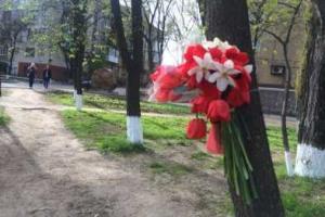 В Мариуполе неизвестные почтили память "мирных" жителей - сепаратистов