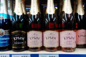 В оккупации продают шампанское «Артемовское» и «Крым» с флагами «ДНР»