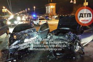В Киеве погиб водитель Mitsubishi, еще 4 человека пострадали 