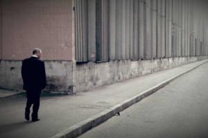 Политолог прокомментировал фото одиноко гуляющего по Москве Путина: "В этом жутком кадре вся суть России"