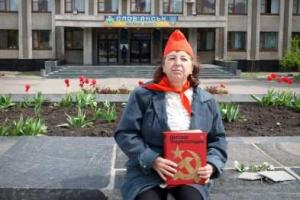Славянск сейчас: "вечная пионерка" баба Люба празднует на площади день рождения Ленина 