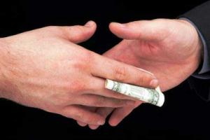 Отец арестованного мэра Вышгорода принес отложенные на похороны деньги на залог сына