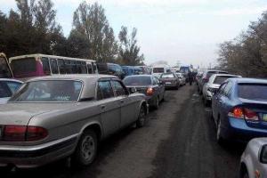 Очередь на КПВВ возле Бахмута бьет все рекорды: доходит до драк, люди теряют сознание