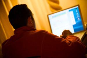 В Петербурге педофил заставил школьницу раздеться перед веб-камерой