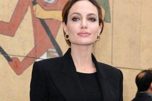 Заболевшая Анджелина Джоли требует от Питта пройти тест на отцовство 