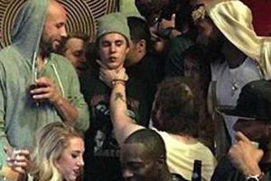 Джастина Бибера чуть не задушили в ночном клубе