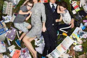 Новое модное "селфи": люди фотографируются на фоне мусора