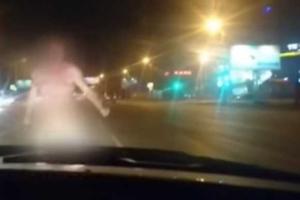 В Челябинске голый мужчина напал на автомобиль такси. Опубликовано видео