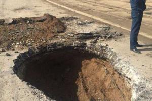 В Уфе на проезжей части провалился асфальт 