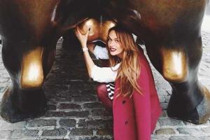 Алена Водонаева удивила поклонников откровенным фото с быком 