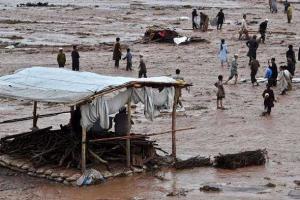 Вследствие разрушительного наводнения в Пакистане погибло уже 70 человек