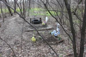 В мариупольском парке появилось кладбище домашних животных: на могилах есть фотографии и цветы