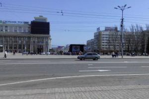 В Донецке празднуют годовщину фейковой "республики": людей свезли автобусами, расходящихся гонят обратно на площадь