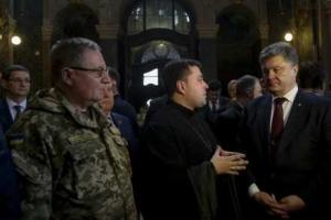 Порошенко помолился за Украину во львовском храме святых апостолов Петра и Павла
