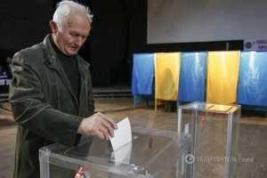 Порошенко попросили запретить голосовать людям старше 65 лет