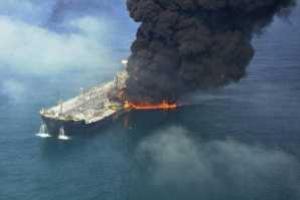 МЧС РФ не стало тушить горящий танкер: "должен потухнуть самостоятельно"