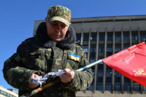 Активисты «Правого сектора» демонстративно порвали портреты Порошенко