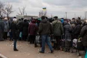 В Станице Луганской тысячи людей хотят пересечь линию разграничения