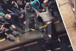 В московском метро пассажира бросили под поезд