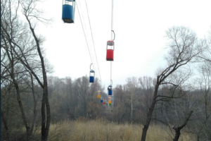 Серьезное ЧП в Харькове: над болотом в яру застряли кабинки канатной дороги