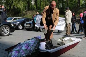 Активисты принесли гроб под Кабмин и устроили «похороны»