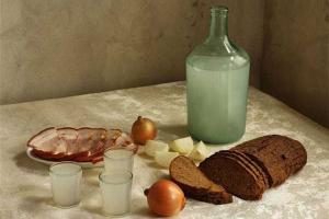 В Киеве двух подростков нашли почти в бессознательном состоянии после употребления самогона