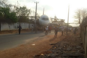 В индийском аэропорту упавший башенный кран развалил самолет