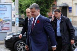 Журналисты показали, как кортеж Порошенко нарушал ПДД