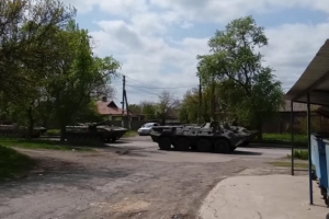 Колонну тяжелой техники боевиков сняли на видео в Донецке