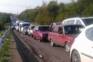 Ад на блокпостах Донбасса: в очереди на выезд из Донецка ночевали более тысячи машин